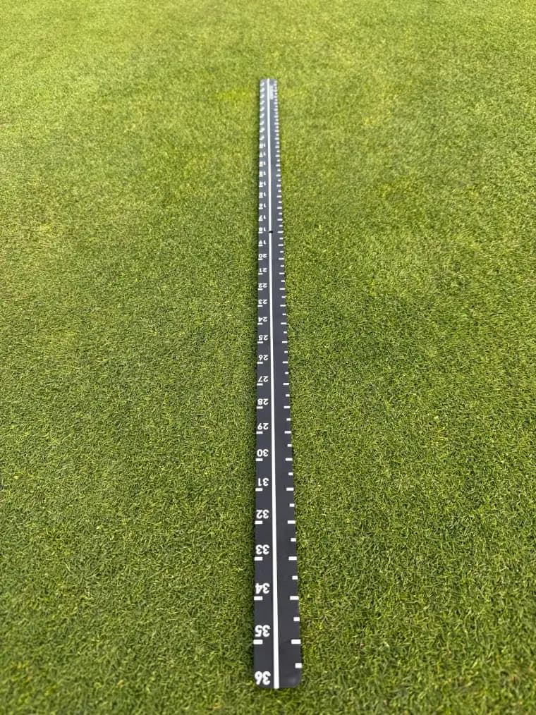 The AimPutt start-line side: inch marks with a center line